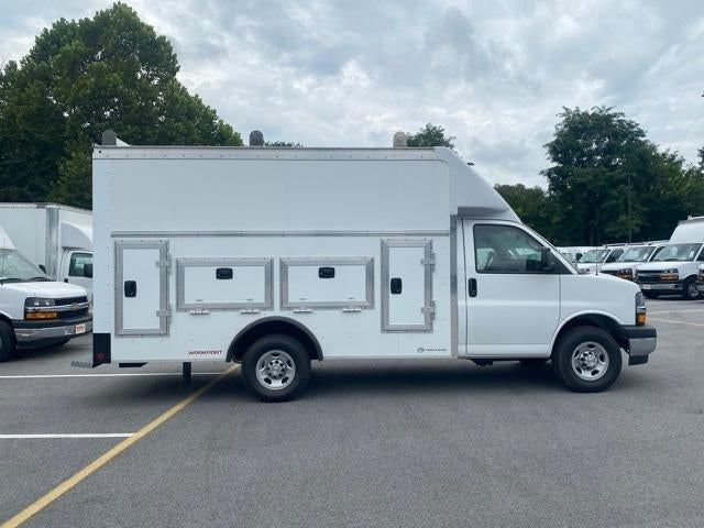 2025 Chevrolet Express Cutaway 3500 Base